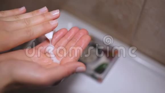 女人洗手视频的预览图