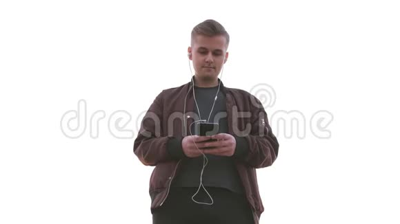 年轻的帅哥拿着手机听音乐基本观点视频的预览图