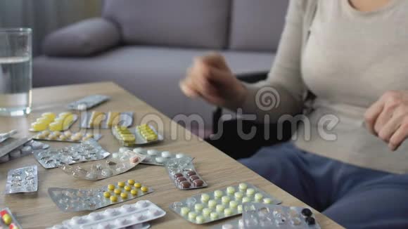 生病的妇女在家吃止痛片过度用药癌症治疗视频的预览图