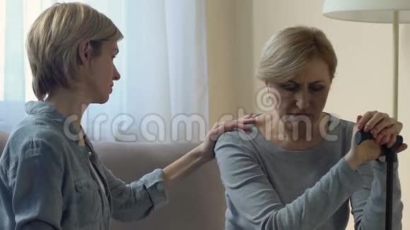 女儿和老母亲谈论去疗养院的事绝望了视频的预览图