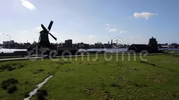 Zaanseschans工作的荷兰风车的移动简介视频视频的预览图