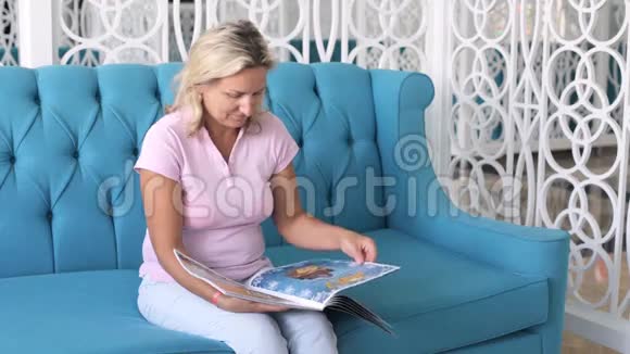 女人在看杂志视频的预览图
