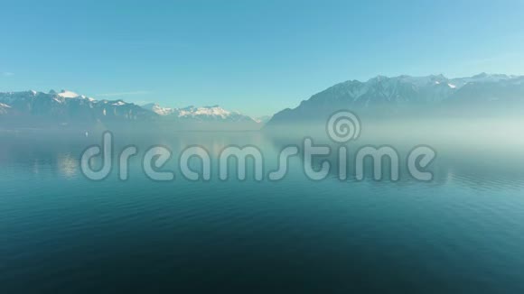 日内瓦湖和山脉阿尔卑斯山瑞士鸟瞰图视频的预览图