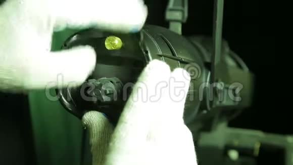 带手套的照明器工作的弧形轮廓聚光灯将帽螺栓拧紧视频的预览图