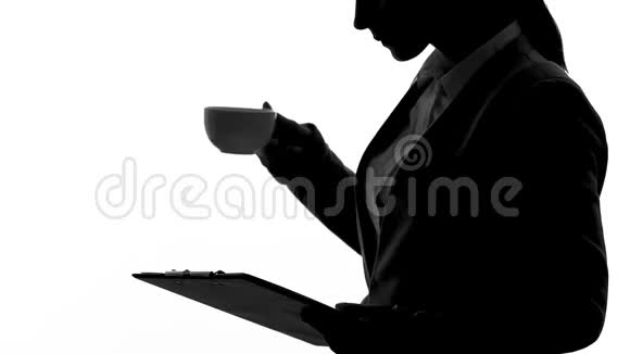 女经理喝咖啡看文件早上上班视频的预览图