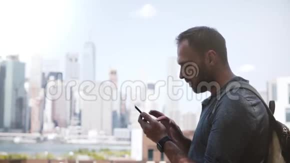 成功的年轻商人使用智能手机购物应用程序在史诗曼哈顿金融中心天际线纽约市视频的预览图