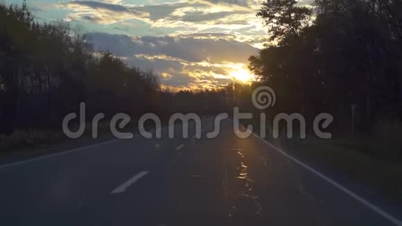 从旅行车拍摄的日出的慢镜头乘车旅行概念视频的预览图