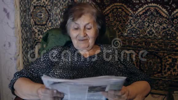 老妇人在家看报纸视频的预览图