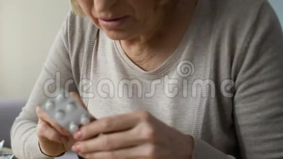 老年妇女紧张服药呼吸困难症状特写视频的预览图