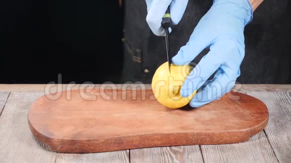 厨师在手套上切柠檬在木切割板上餐厅的食物咕咕叫慢动作高清高清视频的预览图