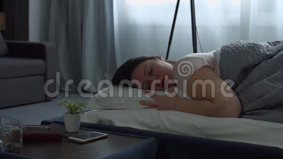 疲惫迷人的女人在床上大声打鼾视频的预览图