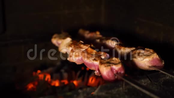 传统柴火炉烤串半熟肉视频的预览图