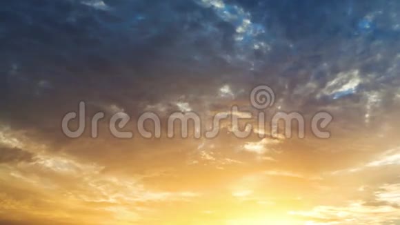 日出时天空中的乌云视频的预览图