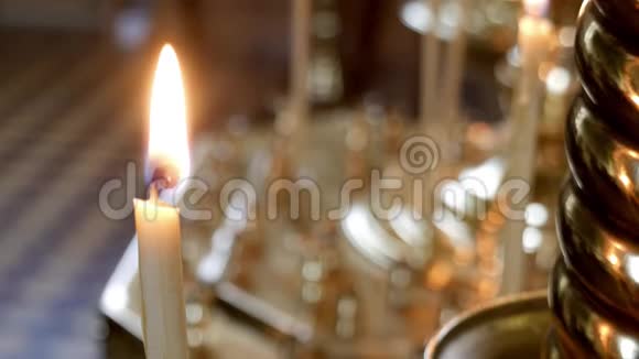在东正教教堂的烛台上点燃蜡烛视频的预览图