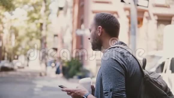 快乐成功的欧洲自由职业者与咖啡使用智能手机信使应用程序环顾四周和走开视频的预览图