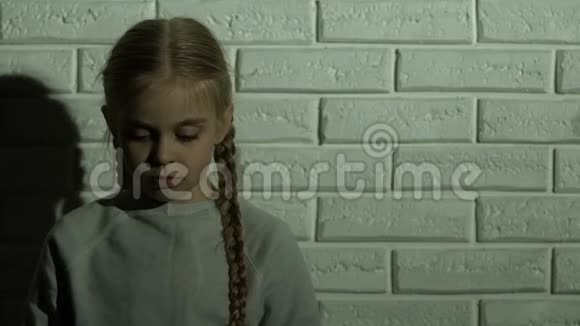 看着墙上房子的影子的女孩孤儿或难民梦想着家视频的预览图