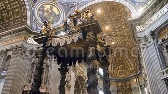 在梵蒂冈圣彼德墓地上有漂亮的柱子视频的预览图