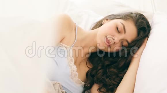 白天睡觉年轻漂亮的女人在卧室里休息录像片段视频的预览图