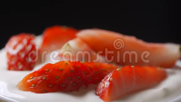 奶油旋转的新鲜草莓切片4k镜头视频的预览图