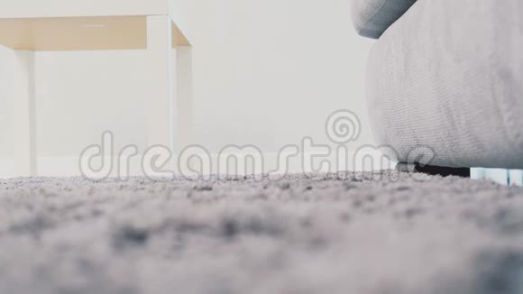 女人腿走在地板上的灰色地毯上上面铺着蓬松的地毯现代风格慢速射击视频的预览图