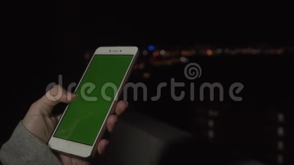 女人手里拿着手机背景是夜城视频的预览图