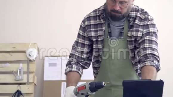 在图形平板电脑上为客户计算螺栓在木制品中的位置成人胡须秃顶大师这就是视频的预览图