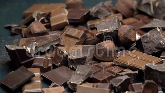 深色或牛奶有机巧克力可可粉和深色混凝土背景的松露糖果视频的预览图