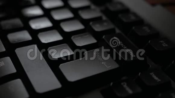 输入键盘按Enter键双手在黑暗的办公室键盘上打印视频的预览图