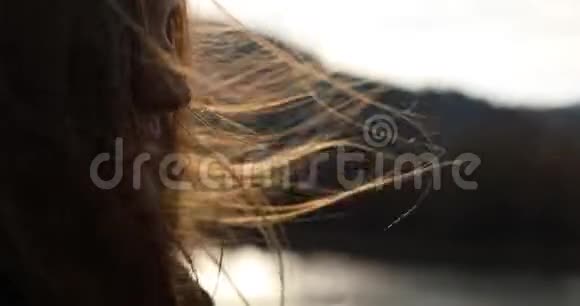 发姑娘在风中飞扬1她的头发和身体在清新的风中摇曳视频的预览图