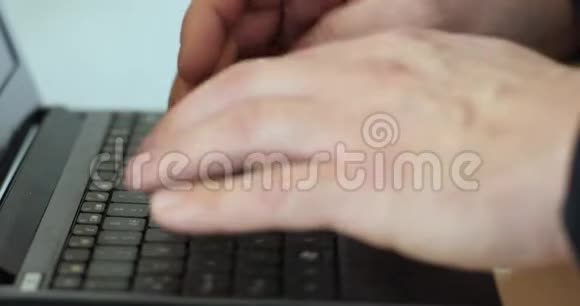 强壮的男性手在笔记本电脑上打字视频的预览图