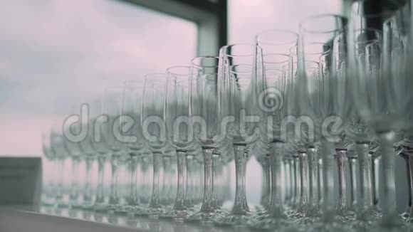 空的香槟酒杯站在一排视频的预览图
