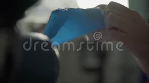 牙医戴蓝色橡胶手套蓝手套穿着医生英俊的年轻医生在医院或诊所戴橡胶手套视频的预览图