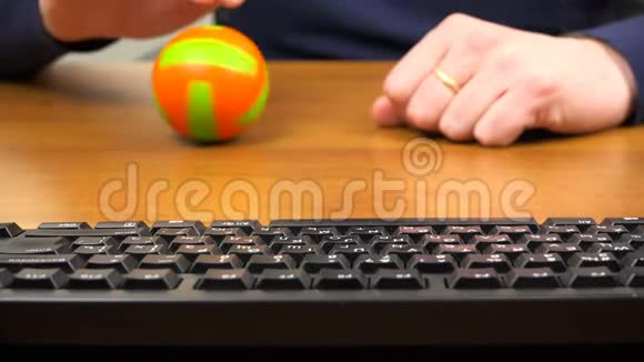 男人手在键盘旁边旋转一个小球视频的预览图