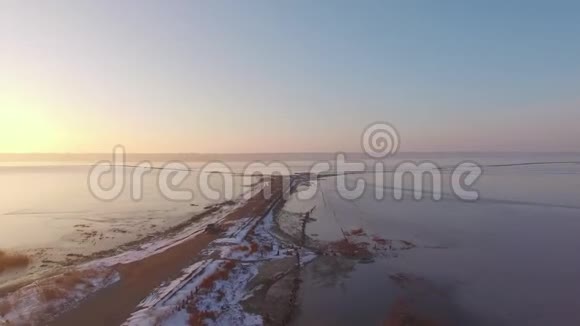 乌克兰敖德萨Kuyalnik河口一辆汽车的空中射击视频的预览图