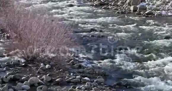 科罗拉多湖溪快速移动冰冷水4k视频的预览图