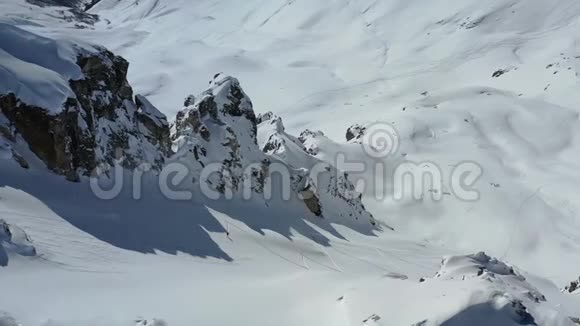 美丽的山脉覆盖着新鲜的雪一个人爬山的空中镜头4K视频的预览图