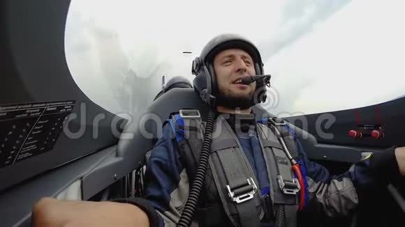 飞行运动飞机的男性乘客大声喊叫微笑极限空中运动视频的预览图