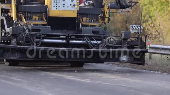 高速公路上的工业机器卡车沥青视频的预览图