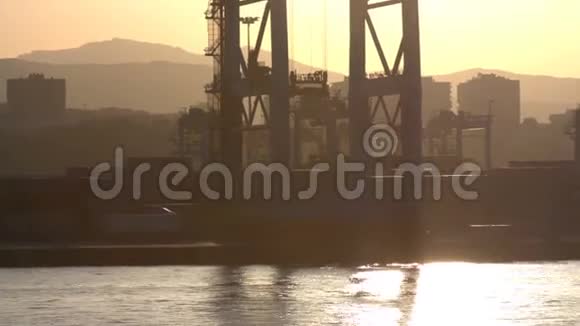 工业背景大型集装箱起重机的日落景色视频的预览图