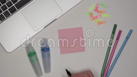 女人用手在粘纸上写SPEECH视频的预览图