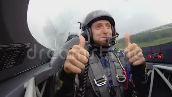 带环的超级极限飞行男性乘客在驾驶舱竖起大拇指视频的预览图