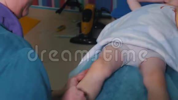 医疗诊所脑瘫儿童的职业腿部按摩视频的预览图