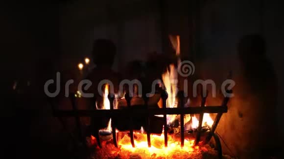 壁炉烤架上燃烧的木头视频的预览图