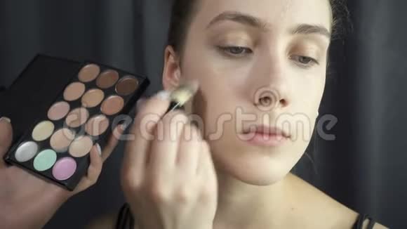 视觉师应用粉底妆的视频视频的预览图