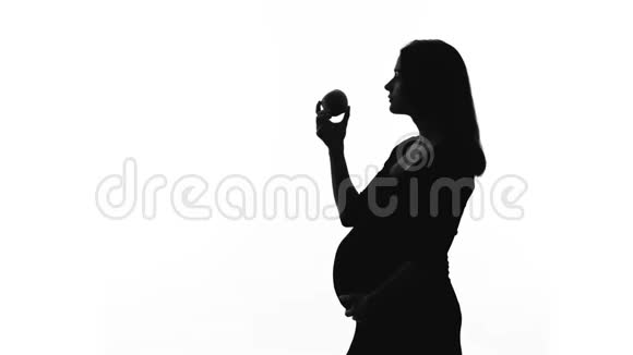 孕妇吃苹果生育期间健康饮食剪影视频的预览图