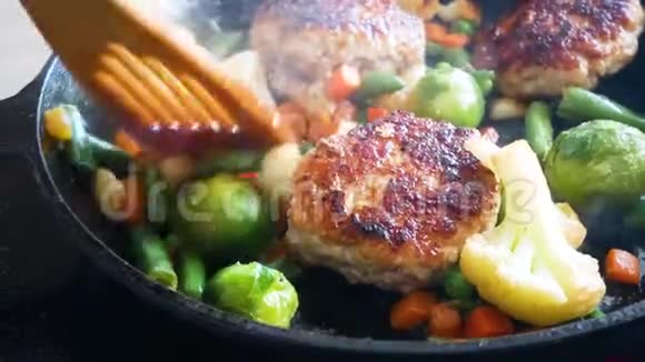 切菜用葵花子油煎炸锅特写镜头豆胡萝卜菜花视频的预览图