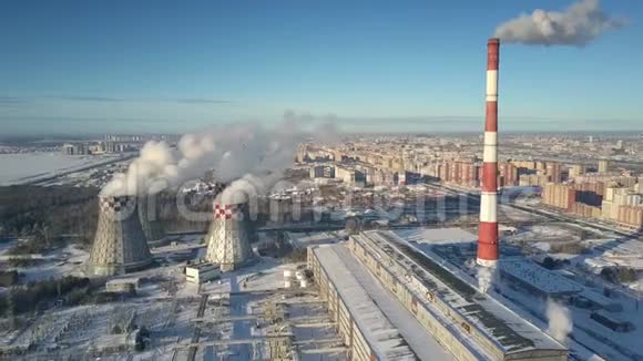 空中运动冷却塔对抗城市和冰冻湖泊视频的预览图