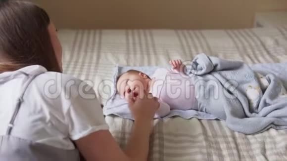 妈妈牵着婴儿手视频的预览图