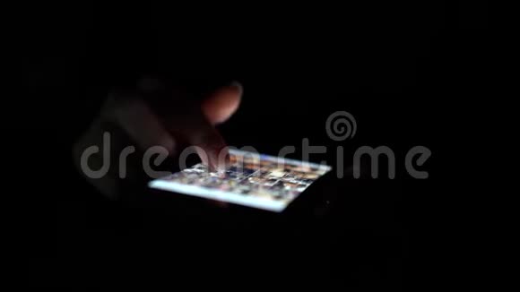 女人用他的智能手机快关门黑色背景视频的预览图