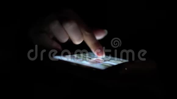 双手在黑暗中独自与智能手机聊天黑色背景关门视频的预览图